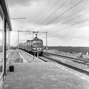 155000 Afbeelding van een electrisch treinstel mat. 1954 (plan P) van de N.S. langs het pas gebouwde perron van het ...